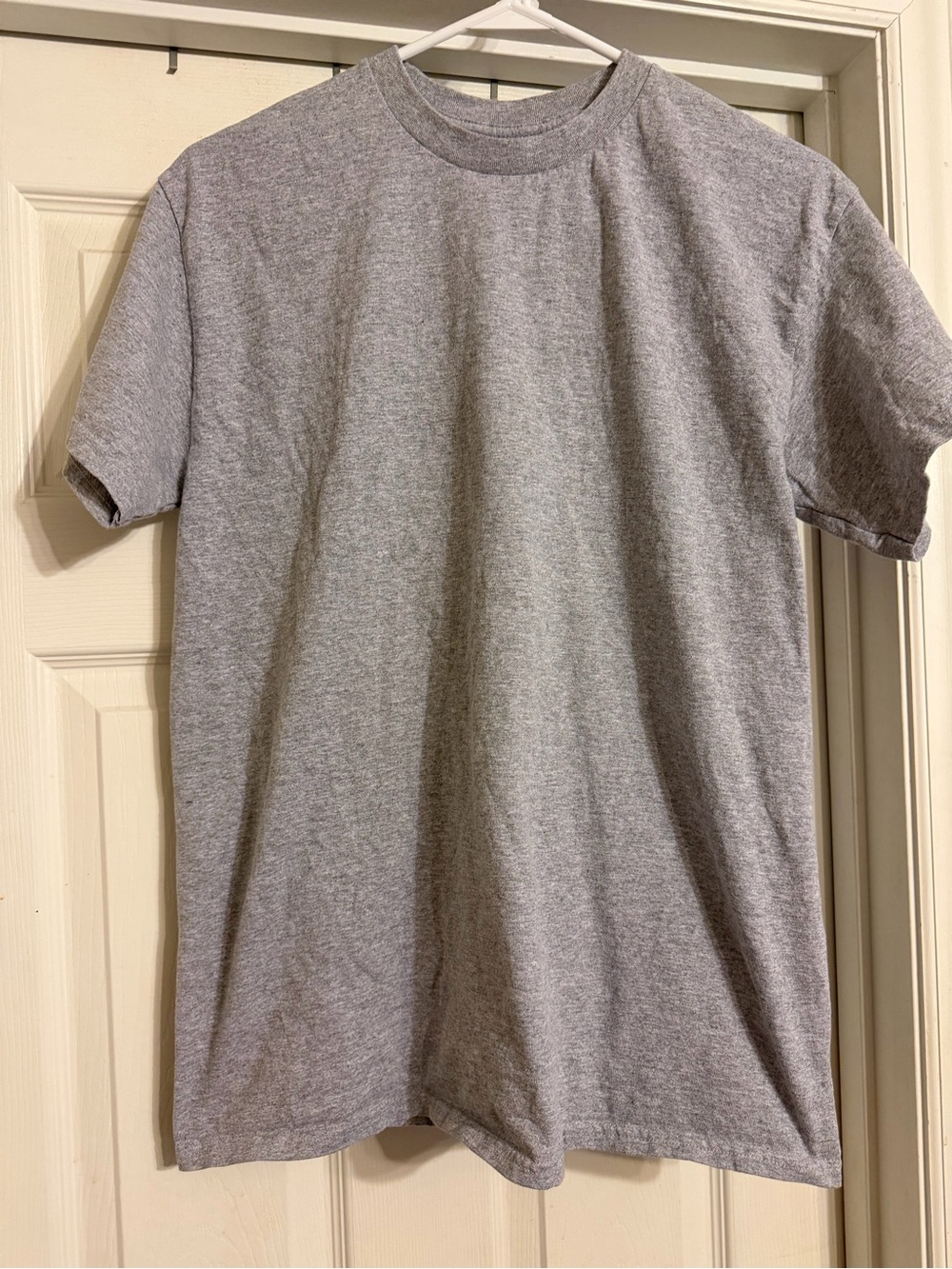 Gray Gildan Heavy Cotton T-shirt. Size: M.